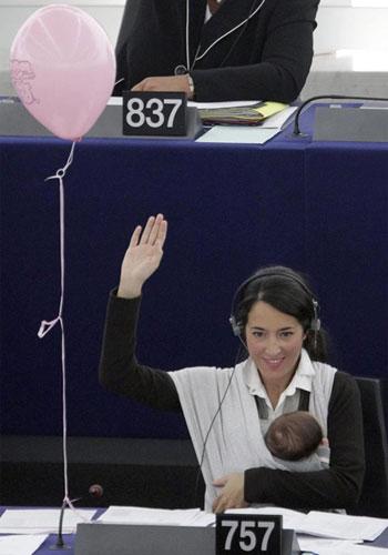 Victoria bu kez de, doğum izninde asgari sürenin uzatılmasına ilişkin yasanın onaylandığı Avrupa Parlamentosu toplantısında boy gösterdi ve yine kundaktaydı.