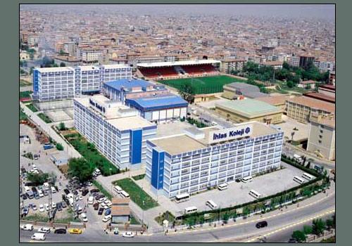 <p><strong><span style="color: #0000ff;"><span style="text-decoration: underline;">BAHÇELİEVLER BELEDİYE BAŞKANI OSMAN DEVELİOĞLU:<br /></span></span></strong><br />Bahçelievlerde 2004 -2012 yılları içinde, 1200ü aşkın bina (ki eski), bina sahipleri tarafından, yerinde yıkılarak yeniden yapıldı.<br /><br /> 23 bin binaya sahip Bahçelievlerde, gelişime paralel, dönüşüme kendi iradesiyle hız veren, bina sahipleri, kentsel dönüşüme alt yapıda hız veren Belediyenin, kentsel dönüşüme bu anlamda destek veriyor.<br /><br /> Bahçelievler, Kentsel Dönüşümde, Tavukçu deresi ıslahı, Ana arterlerin yapımı, spor kültür soğuk tesislerinin yapımıyla hız verdi.<br /><br />Bahçelievlerin 11 mahallesin de kaliteli hizmetin, kaliteli yaşama dönüşümü için çalışan Belediye, kentsel dönüşüm, değişimi de bölgede yaşıyor ve yaşatıyor.</p>