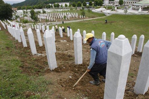 Srebrenitsa 'da 8 bin Müslümanın dünyanın gözü önünde Sırplarca soykırıma uğramanın 13. yıldönümü. Avrupa'da yaşanan en büyük soykırımın failleri hala yakalanamadı.