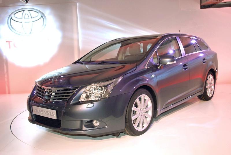 Avensis ailesi wagon seçeneğiyle genişledi
Toyotanın Avrupadaki amiral gemisi üçüncü nesil Avensisin Wagon seçeneği pazara sunuldu. Toyota tasarımcıları Avensis Sedanın şık çizgilerini koruyarak Avensis Wagonun arka tasarımına hayat verme yoluna gitti.