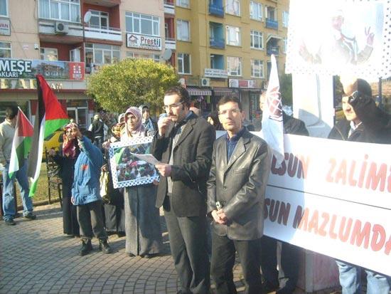 Saat 11 gibi İzmit'e ulaşan konvoy her hafta başörtüsü ögürlüğü için Sabri Yalım Parkı'nda toplanan MAZLUMDER üyeleri tarafından karşılandı