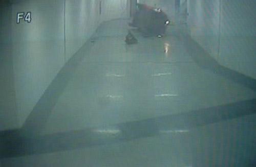 Adana'da, iki polis memurunun hayatını kaybettiği metro istasyonundaki trafik kazasının güvenlik kamerası tarafından saniye saniye görüntülendiği ortaya çıktı.