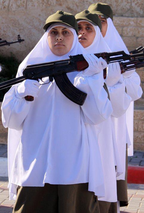 Gazze şehrinde, askeri eğitim kursunu bitererek mezuniyet t&ouml;reni yapan Hamas'a mensup kadın g&uuml;venlik g&uuml;&ccedil;leri resmi ge&ccedil;it merasiminde b&uuml;y&uuml;k takdir topladı...
