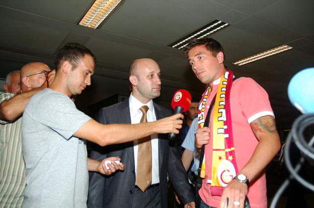 G.Saray'ın yeni transferi ünlü Avustralyalı golcü Harry Kewell İstanbul'a geldi.Ayağının tozuyla iddialı açıklamalar yapan yıldızı çok sayıda taraftar karşıladı.