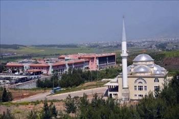 <p>OSMANİYE Osmaniye’nin adı farklı bir kaynaktan Arapça Otman’dan gelmektedir.</p>

