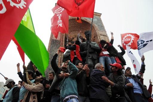 DİSK 32 yıl sonra 1 Mayıs'ı Taksim'de kutlamanın sevincini yaşadı. Hak İş ve Türk İş'e bağlı sendikalarda alanda saygı duruşu yaptılar