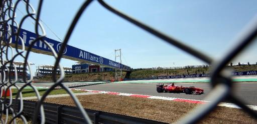 Formula 1'de sezonun 7. yarışı olan ING Türkiye Grand Prix'sinde, bugün yapılan sıralama turunun galibi Red Bull Racing'in Alman pilotu Sebastian Vettel oldu