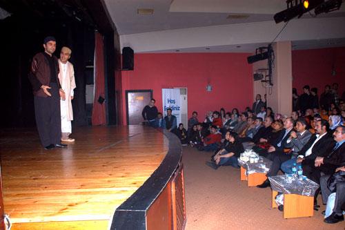 Muhammed Celaleddin'in Mevlana oluşunu anlatan Nar-ı aşk, Mevlana adlı oyunun basın mensupları için yapılan gala gecesi, halkın baskınına uğradı. 300 kişilik salonda 700 kişiyle oyun izlendi. Oyun ise ayakta alkışlandı..
