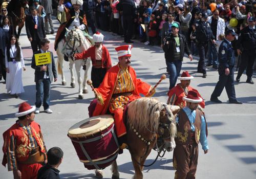 471. Uluslararası Mesir Festivali kapsamında, kortej yürüyüşü ve mesir macununun saçım töreni yapıldı. Mesir macunu saçımı sırasında izdiham yaşanırken, Osmanlı padişahlarını canlandıran oyuncular,geçmiş hakkında kısa bilgiler verdi.