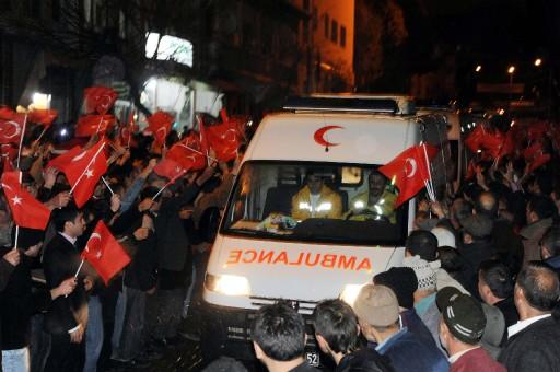 Tokat'ın Reşadiye ilçesinde, terörist saldırıda sonucu şehit olan 7 askerin cenazeleri Tokat'a gönderildi. Cenazelerin geçişi sırasında tekbirler eşliğinde dua eden vatandaşlar, ilçe çıkışına kadar ambulansın arkasında yürüyerek şehitleri uğurladı.