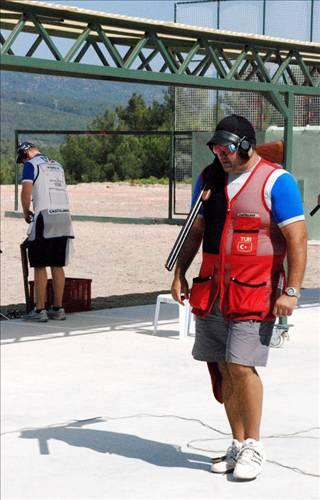 Atıcılıkta İzmirdeki trap-skeet ve double trap dünya kupası final ayağı müsabakalarında Oğuzhan Tüzün, erkekler trapta birinciliği kazanmıştı.