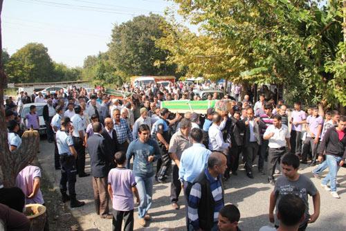 van'da depremde hayatını kaybeden polıs memurunun esı ıle kızı hatay'ın dortyol ılcesınde gozyasları arasında topraga verıldı.