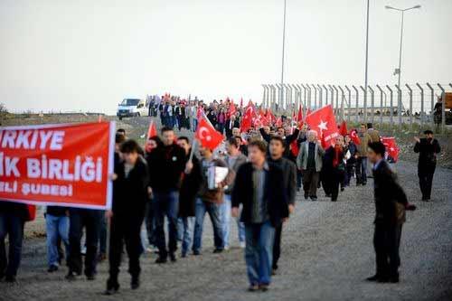 "Ergenekon" davasının görüldüğü Silivri Ceza Ve İnfaz Kurumları Yerleşkesi'ne ulusalcılar tam anlamıyla çıkarma yaptı.