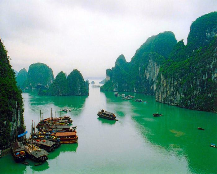 Halong K&ouml;rfezi - Vietnam'da bulunuyor.. K&ouml;rfez Indochine filmiyle hafızalara kazınmıştı.