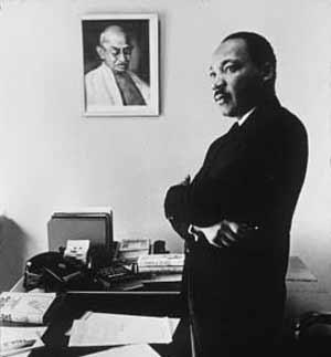 Martin Luher King Jr, siyahların haklarına kavuştuğu sivil haklar hareketinin lideri vaiz. Hiçbir şekilde şiddete bulaşmayan sivil itaatsizlik eylemleriyle, siyahlara yönelik ayrımcılıkları kaldırdı. Hoover, ölene dek Kingi baskı altında tuttu.