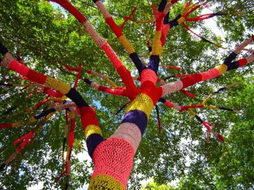 <p>"Knitta Please" adlı grup, sokak lambaları, elektrik direkleri, park metreler ve telefon kulübeleri gibi şehir içinde bulunan kamuya ait eşyaları hatta bazen beğenmedikleri heykelleri rengarenk yünlerden ördükleri kazaklarla giydiriyorlar. Amaçları ise metropolün gri görüntüsüne sıcak bir yüz kazandırabilmek.</p>
<p>Magda Sayeg ve ekibi ABD'yi dolaşarak gördüğü her demir yığınının üzerine kırmızı, yeşil, sarı, mavi yünlerle, ters, düz, seramik, pirinç örgülerle kaplıyor. Hatta bu son sokak modası Avrupa'ya da sıçramaya başladı.</p>