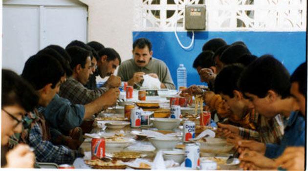 Terörist başı Abdullah Öcalan'ın bilinmeyen fotoğrafları... Öcalan'ın plajda ve kaldığı villanın havuzunda yüzerken, futbol oynarken, kadın teröristlerle doğum günü kutlarken görüntüleri çıktı.