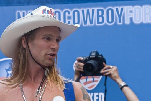 New York'taki Times meydanında, üzerinde sadece kovboy şapkası ve bir slip, elinde de gitarı ile şarkı söyleyen çıplak kovboy" lakaplı Robert Burck başkanlığa aday oldu.