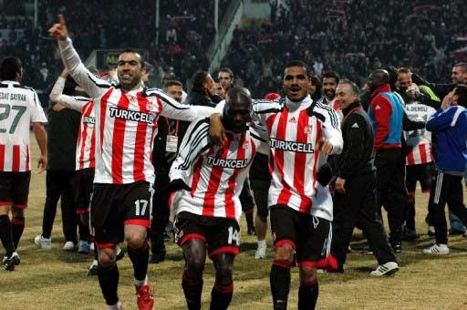 Sivasspor ile Galatasaray arasında oynanan Türkiye Kupası çeyrek final rövanş maçında tur atlayan takımı penaltı atışları belirledi.