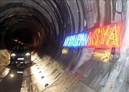 Erdoğan, yaklaşık 140 metre derinliğe kadar ulaşan tünelin içinden geçtiklerine işaret ederek, ''İnşallah fevkalade bir durum olmadıkça 31 Aralık 2010'da Melen suyunu Avrupa yakasına vereceğiz'' dedi.