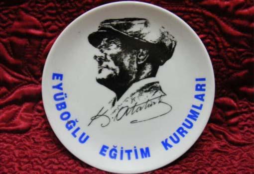 <p><strong><span style="color: #000080;"><span style="text-decoration: underline;">EYÜBOĞLU EĞİTİM KURUMLARI</span></span></strong></p>
<p>3-4 yaş tam gün 16 bin 500 TL, hazırlık sınıfı 18 bin TL, 1-5. sınıflar 22 bin TL, 6, 7 ve 8. sınıflar 23 bin 500 TL, lisede tüm sınıflar 25 bin TL ve Fen Lisesi’nde de tüm sınıflar 22 bin TL olarak belirlendi. Ücretlere ayrıca yüzde 8 oranında KDV eklenecek. Yemek bedeli ise bu ücretlere ek olarak KDV hariç 3 bin TL olarak açıklandı. Okulda eğitim ve yemek ücretleri için 5 taksit yapılıyor. Gününde ödenmeyen ücretler için yüzde 3 gecikme zammı uygulanıyor. Kredi kartıyla ödemek isteyen veliler ise anlaşmalı bankalarla taksit sayısını 10’a kadar çıkarabiliyor.</p>