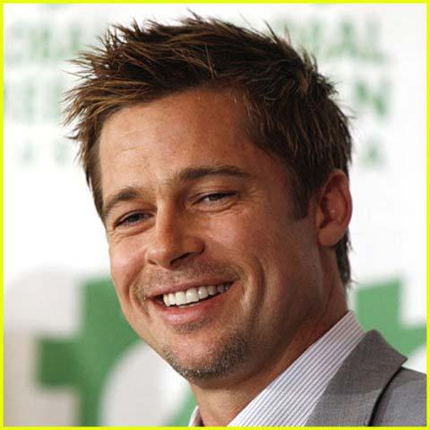 Brad Pitt: 45 yaşında ama hâlâ çok genç gözüküyor; çünkü ön dişler uzun, yan keserler kısa. Dişlerini Hollywood beyazı dediğimiz, renk skalasının en açık tonunda yaptırmamış. Muhtemelen olgun görünmek için böyle tercih etmiştir. Çünkü dişlerdeki hafif koyu renk kişiye bilge bir hava katar.