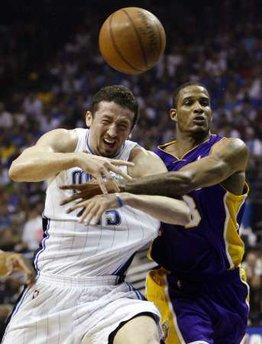 Hidayet'in de forma giydiği NBA final serisi 4. maçında Los Angeles Lakers, Orlando Magic'i uzatmalarda yıkmayı başarırken malesef Hidayet son anlarda kendine bağlanan umutları yıktı