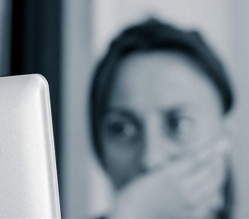 <p><strong><span style="color: #0000ff;">TERCİHLERİNİZİ BELİRLEYİN</span></strong></p>
<p>Aile içinde yaşayan bireylerin sosyal paylaşım sitelerinde gezinme tercihleri, aile içinde belirli bir programa konulabilir. Bu vakit, eşler için ortak olarak belirleyecekleri bir süre, çocuklar için ebeveynlerinin onların yaşlarına uygun olarak belirleyeceği bir aralık içinde olabilir. Böylece internete giren bir aile bireyi, önceden alınmış kararlar çerçevesinde belirlenmiş saatlere uygun hareket ediyorsa, bu diğer aile üyelerinde tedirginliğe/eleştiriye yol açmayacaktır.</p>