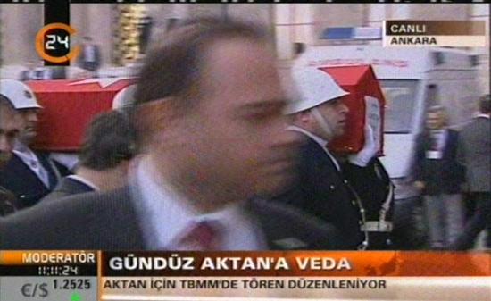 MHP Milletvekili, emekli büyükelçi Gündüz Suphi Aktan için Dışişleri'nin ardından TBMM'de bir tören düzenlendi. Törene siyasiler ve Aktan'ın ailesi katıldı.