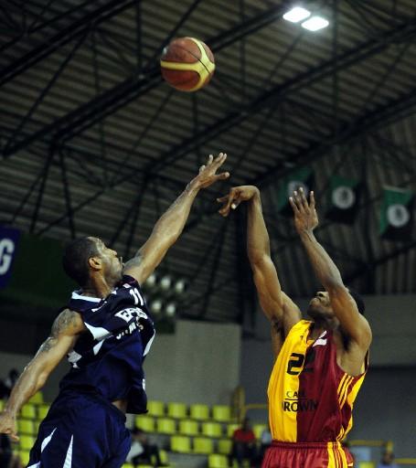 Basketbol Ligi play-off yarı final serisi 2. maçında Efes Pilsen, Galatasaray Cafe Crown'u 90-78 yenerek, adını finale yazdıran ilk takım olmayı başardı.