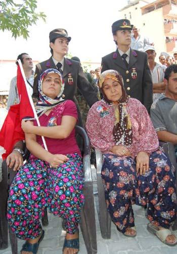 Şehit jandarma komando onbaşı Yaşar Kaya'nın naaşı Hatay Hassa'da toprağa verildi.