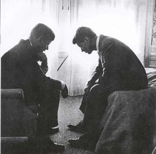 John F Kennedy, başkan olduktan sonra Edgar Hooverı koltuğundan almak için fırsat koladı. FBI, Adalet Bakanlığına bağlıydı. Bakanlığın başında ise başkanın kardeşi Robert Kennedy vardı. Ancak başarılı olamadılar.