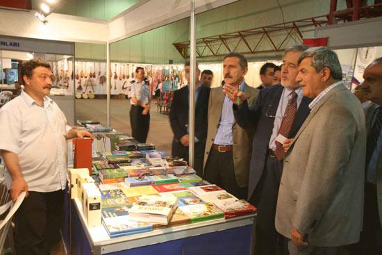 Kocaeli Büyükşehir Belediyesinin bu yıl ilkini gerçekleştirdiği Kitap Fuarı, İnterteks Fuar Alanında, il protokolü ve 3 bine yakın vatandaşın katılımıyla açıldı.