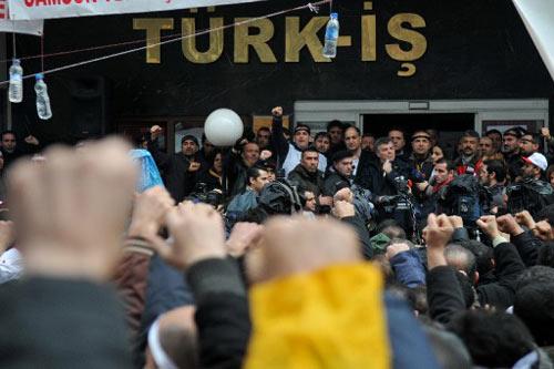 2 TEKEL iş&ccedil;ileri a&ccedil;lık grevinde T&Uuml;RK-İŞ Genel Merkezi &ouml;n&uuml;nde 50 g&uuml;nd&uuml;r eylem yapan TEKEL iş&ccedil;ileri, H&uuml;k&uuml;metin teklifini geri &ccedil;evirerek a&ccedil;lık grevine başladı. TEKGIDA  İŞ Sendikası Başkanı Mustafa T&uuml;rkel a&ccedil;lık grevinden &ouml;nce bir konuşma yaptı