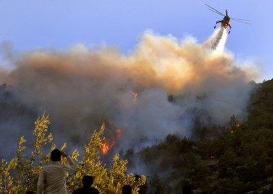 Yunanistan'ın başkenti Atina yakınlarındaki orman yangını söndürülemiyor. Binlerce kişi bölgeyi terk etti. Bölgede can pazarı yaşanırken yangın uzaydan çekilen fotoğraflarda bile görülüyor.