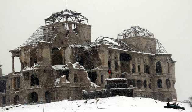 Afganistan: Kabil'de güvenlik güçleri, şiddetli kar ve soğuktan korunmak için savaşta harabeye dönmüş Darul Aman sarayına sığınmış.