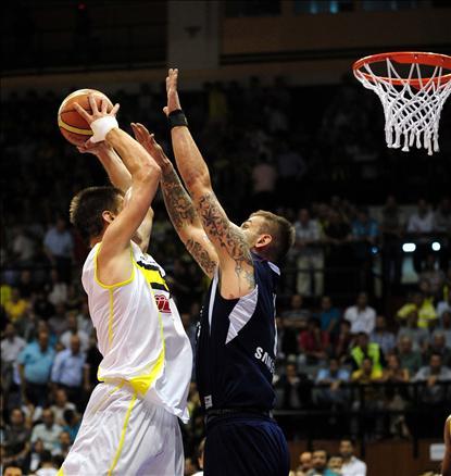 Basketbol Ligi play-off final serisinin 3. maçında Efes Pilsen, normal süresi 75-75 biten karşılaşmada uzatmada öne geçerek seriyi 2-1'e getirdi.