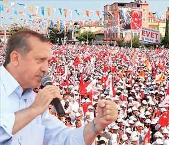 Parti, bazı karşıtları tarafından Millî Görüş hareketinin bir parçası olmakla suçlansa da, partinin önde gelen isimleri bu yakıştırmayı şiddetle reddetmektedir. Bunun basın-yayına yansıyan en belirgin örneği, partinin kurucusu Recep Tayyip Erdoğan'ın bir konuşmasında "Milli Görüş gömleğini çıkardık" şeklindeki deyişidir.