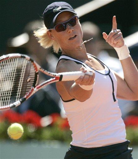 Fransa Açık'ta bayanlar yarı final maücadelesinde Rus tenisçi Svetlana Kuznetsova, Avustralyalı Samantha Stosur'u 2-1 yenerek finale yükseldi. Kuznetsova finalde vatandaşı Dinara Safina ile karşılaşacak.