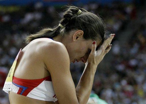 Rekorlarıyla 6 yıldır kadınlar sırıkla atlamada dünyanın bir numarası olan Rus sporcu Yelena Isinbayeva dün 4.75 ve 4.80 ile denediği atlayışlarda başarılı olamadı.