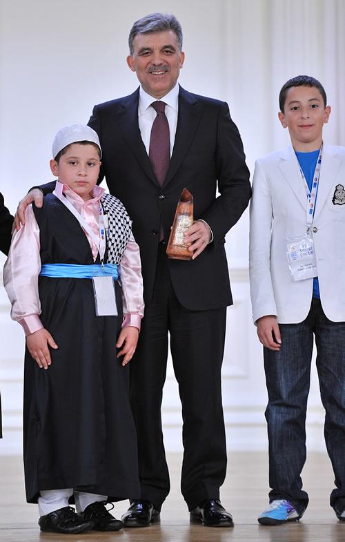 Bu şekilde de dünyaya; barış ve huzur geleceğini ve kavgaların azalacağını kaydeden Cumhurbaşkanı Gül; Televizyonları izlerken, radyoları dinlerken veya gazeteleri okurken, dünyanın başka yerlerinde maalesef üzücü olaylar oluyor. Bunları gördüğünüzde, hemen gözünüz çocuklara gider, Çocuklar üzülmesin, çocuklar acı çekmesin deriz. Bütün arzumuz şudur: