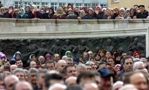 Gümüşhane'nin Zigana Dağı bölgesinde çığ düşmesi sonucu hayatını kaybeden 10 kişi son yolculuğuna uğurlandı. Trabzon Valiliği önündeki törende acı, gözyaşı ve hüzün vardı.
