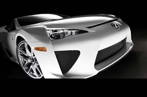 1- Lexus LFA

Japon lüks otomobil üretici Lexus, LFA modelinin lansmanını ilk kez 2009 Tokyo Motor Showda yapmıştı. 2000 yılında Markanın CEOsu Haruhiko Tanahashinin onayı sonrasında LFA konseptinin hayata geçirilmesi için düğmeye basmasının üzerinden 9 yıl geçtikten sonra araç seri üretime hazır hale getirildi. Tamamı alüminyum ve karbon fiberden oluşan araç tüm dünya genelinde 500 adet üretildi.
Motor Hacmi: V10 4800cc
Beygir : 552 hp
Son hızı: 325 km/s
0-100: 3.6 sn
Üretim adedi: 500
Fiyatı: 350.000$