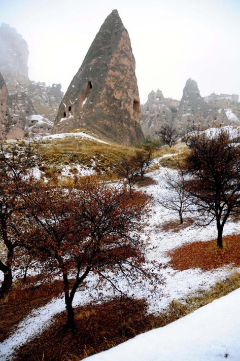 Türkiye'nin önemli turizm merkezlerinden Kapadokya'da kar yağışının ardından beyaza bürünen peribacaları güzel görüntüler oluşturdu.