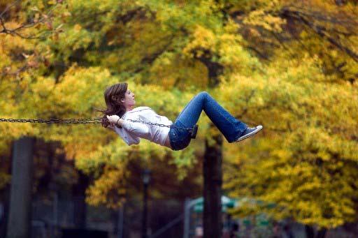NEW YORK'TAKI DUNYACA UNLU CENTRAL PARK, SONBAHARIN BIRBIRINDEN FARKLI TONLARI ILE ZIYARETCILERINI KARSILAMISTI. PARKTA, SALINCAKLAR DA GENCLERIN VE COCUKLARIN EN COK TERCIH ETTIGI EGLENCE ARACLARINDANDI. ( TOLGA ADANALI)