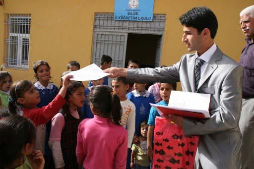 Bilge köyünde, 25'i ilk, 15'i ana sınıfı olmak üzere toplam 40 öğrenciye karneleri dağıtıldı. Karne almanın sevincini anne ve babalarıyla paylaşamayan çocuklar mezarlığa koştu.