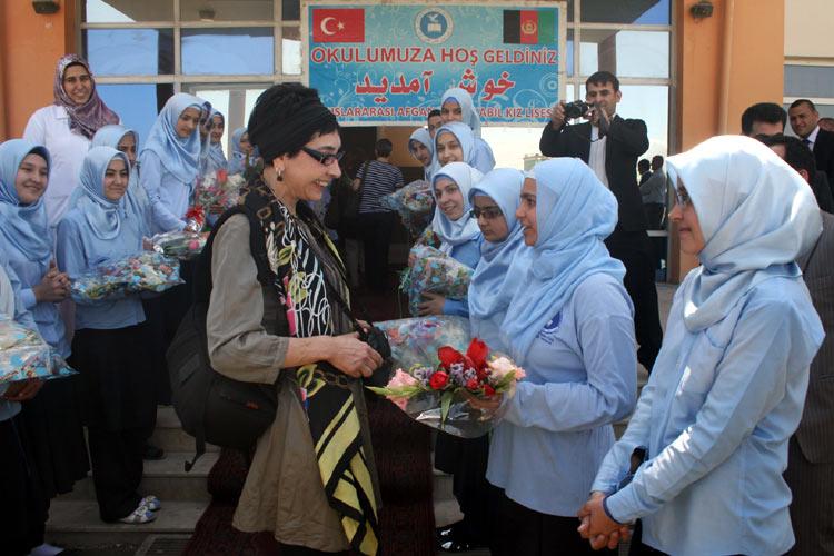 Afgan-Türk Kız Lisesi'nde karşılama töreni. Afgan kızlar Taraf yazarı Neşe Düzel'e çiçek takdim ediyor...