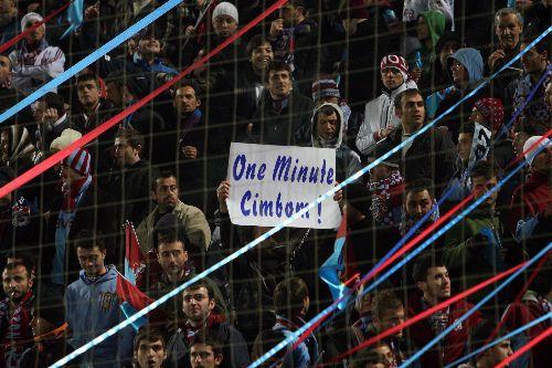 4 golle biten ve nefes kesen Trabzonspor-Galatasaray maçında sahada oyuncular mücadele verirken tribünlerde de renkli görüntüler vardı.