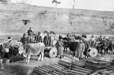 Cepheye mühimmat taşıyan sivil halk ve askerler.
