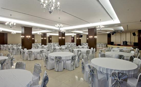 Güney Marmara'nın en büyüğü sloganı ile açılan Elegans Salonları, yapılan görkemli organizasyonla kapılarını misafirlerine açtı.